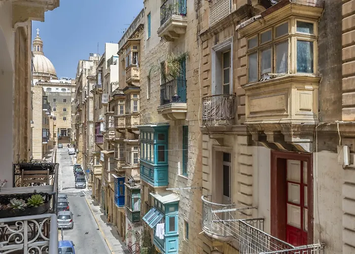 Traditional 2Br Stylish Townhouse With Maltese Balcony - Close To Triton Fountain Valletta, Sliema & Saint Julians