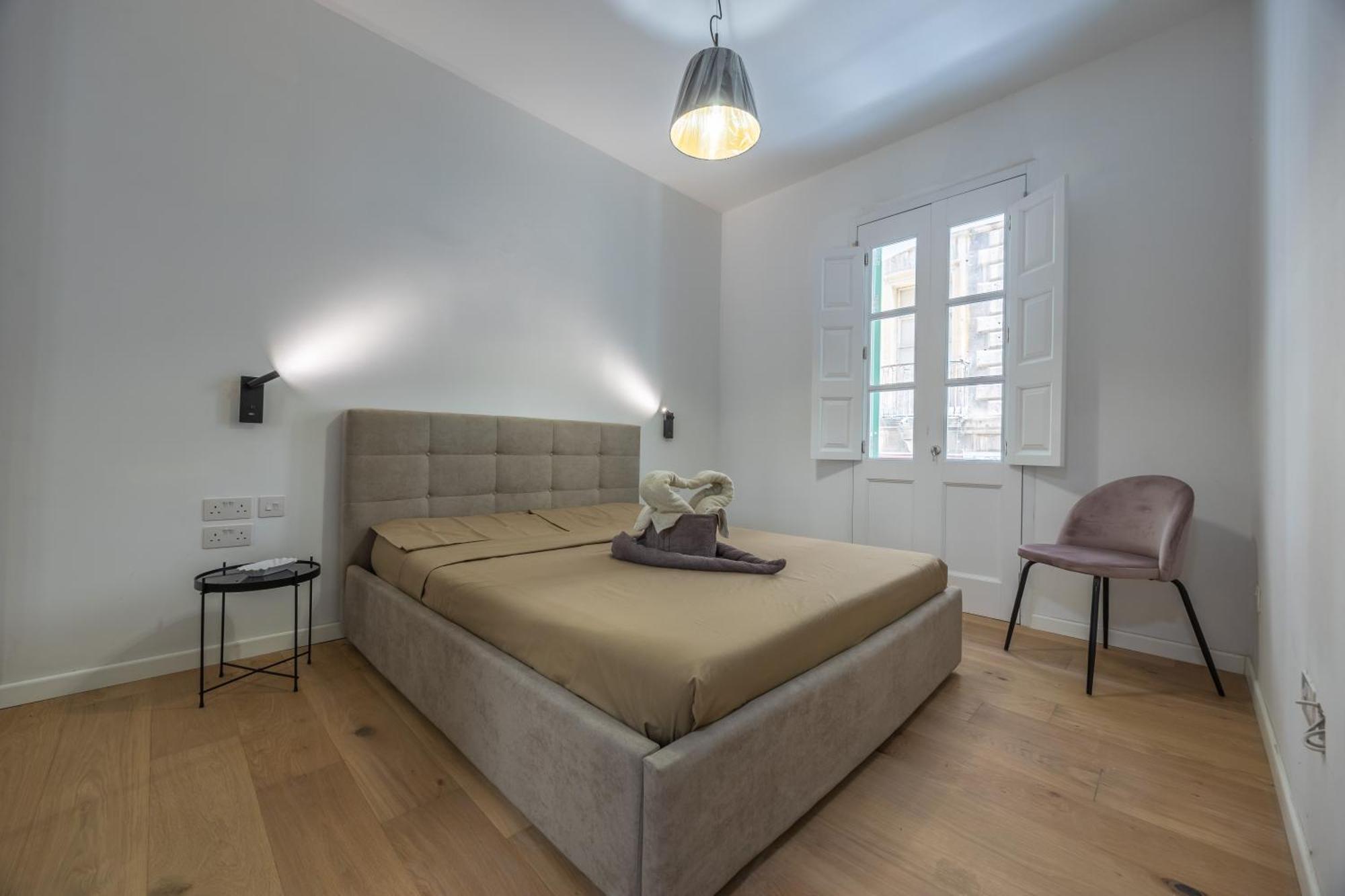 Traditional 2br Stylish Townhouse With Maltese Balcony - Close To Triton Fountain Valletta, Sliema & Saint Julians * La Valette