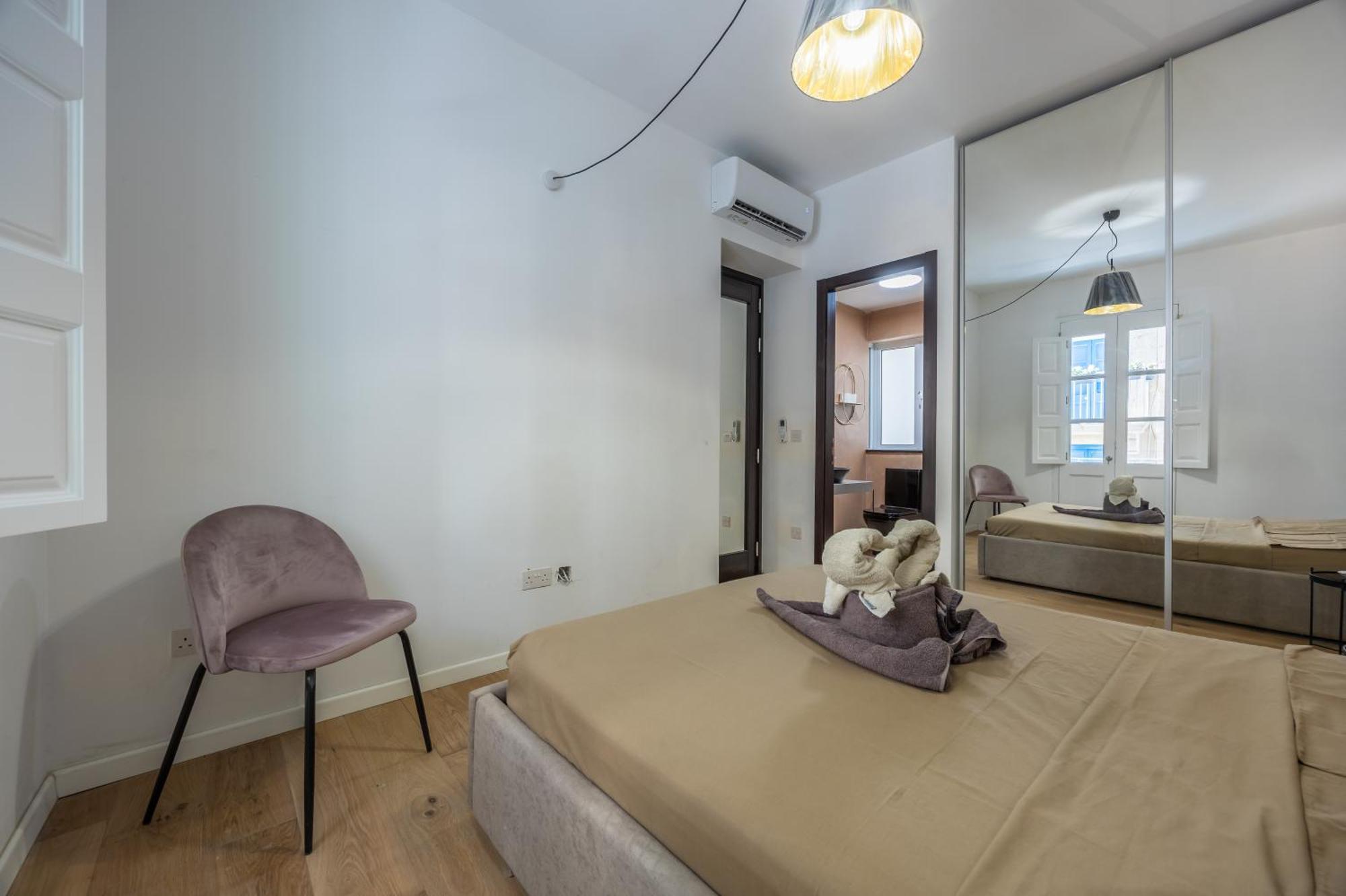 Traditional 2br Stylish Townhouse With Maltese Balcony - Close To Triton Fountain Valletta, Sliema & Saint Julians La Valette