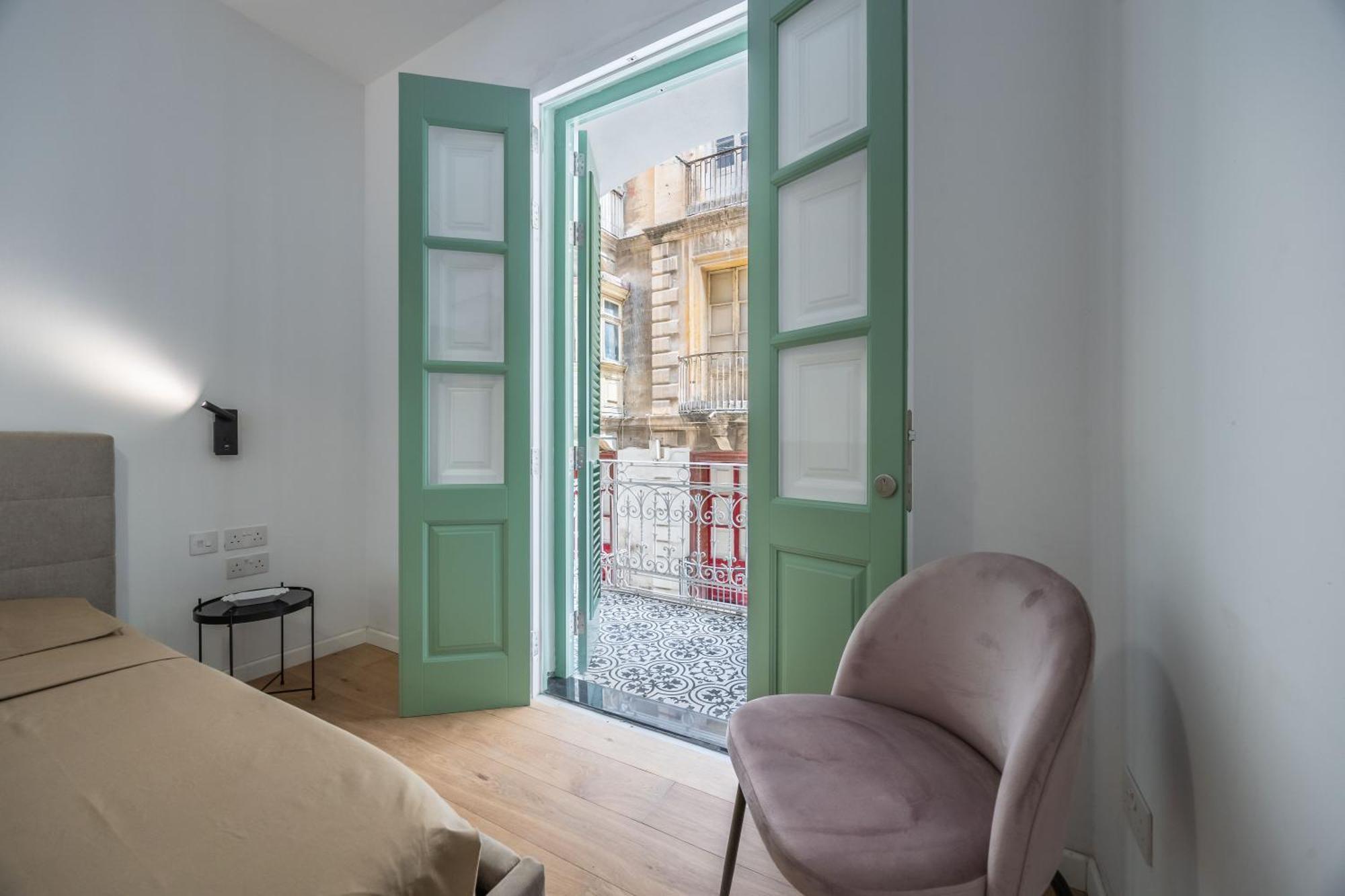 Traditional 2br Stylish Townhouse With Maltese Balcony - Close To Triton Fountain Valletta, Sliema & Saint Julians * La Valette